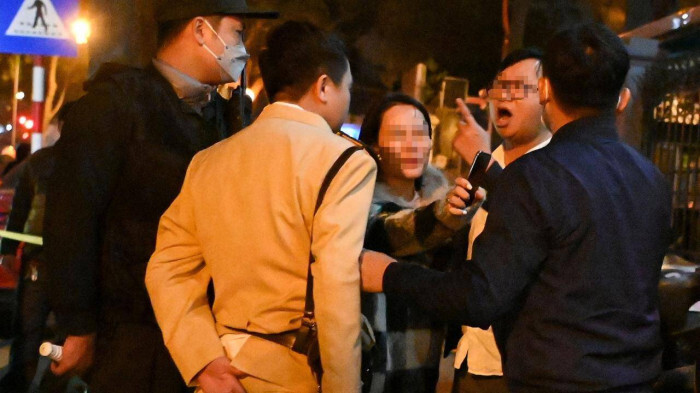 Vi phạm nồng độ cồn, tài xế xô đẩy với CSGT