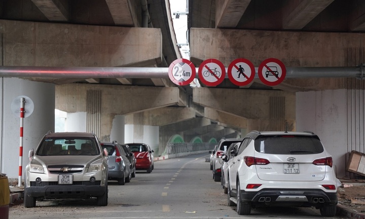 Hà Nội: Phương tiện ít di chuyển tại cầu vòm sắt bắc qua hồ Linh Đàm