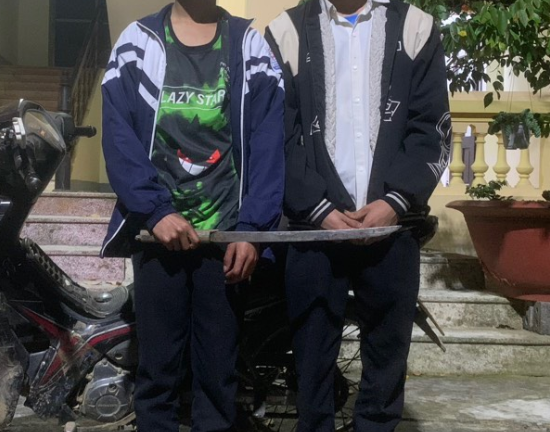 Bắt giữ 2 đối tượng mang kiếm