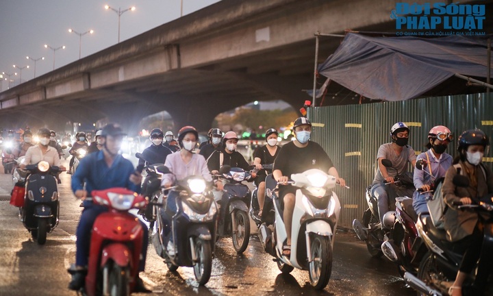 Hà Nội: Lô cốt mọc thêm khiến giao thông đường vành đai 3 tắc cứng