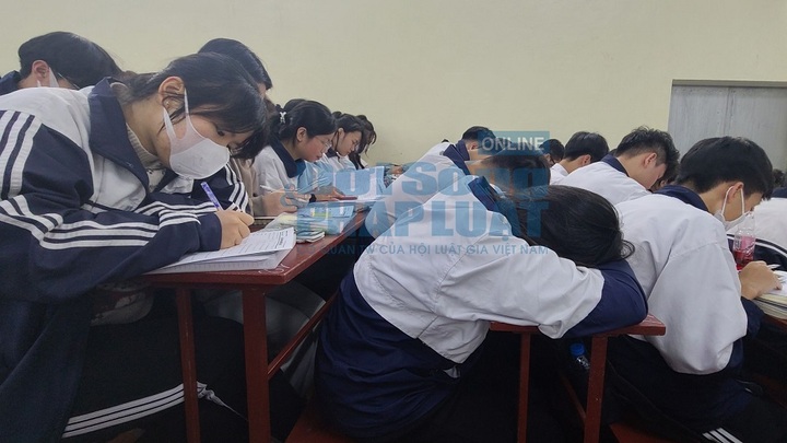 Chùm ảnh: Cận cảnh hàng trăm học sinh chen chúc học thêm ở trung tâm Tiến Bạc