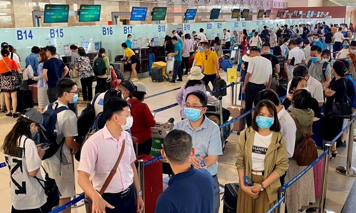 Giá máy bay tăng chóng mặt, người dân cân nhắc điểm du lịch dịp nghỉ lễ 30/4 -1/5