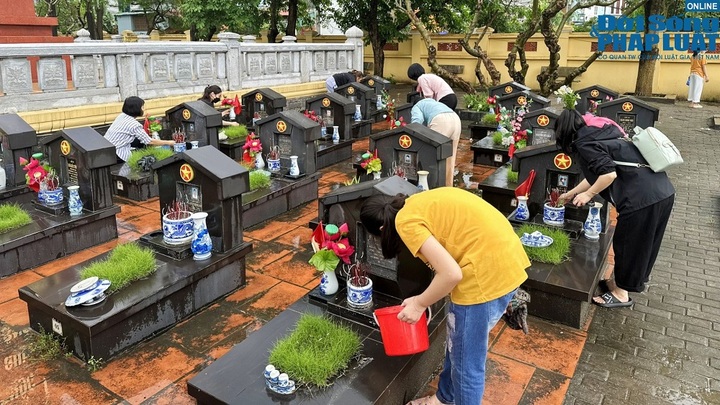 Hà Nội: Nhiều bạn trẻ đi viếng nghĩa trang liệt sỹ trong ngày 30/4