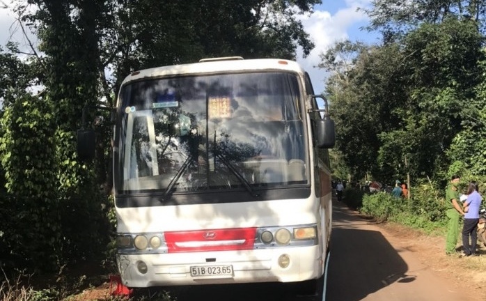 Xe không đóng cửa, tài xế cua gấp khiến 1 học sinh rơi xuống đường tử vong