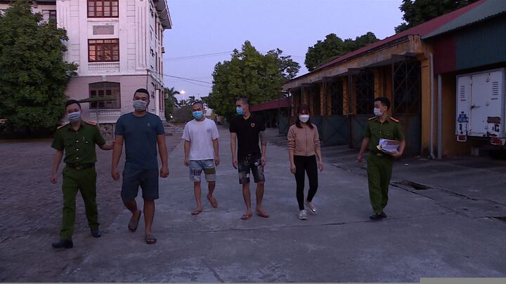 Nhà nội bị ném mắm tôm và gạch đá lúc nửa đêm vì cháu gái nợ tiền