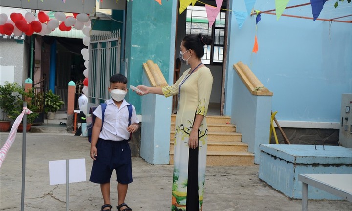 TP.HCM: Thí điểm cho học sinh lớp 9, 12 trở lại trường vào giữa tháng 12