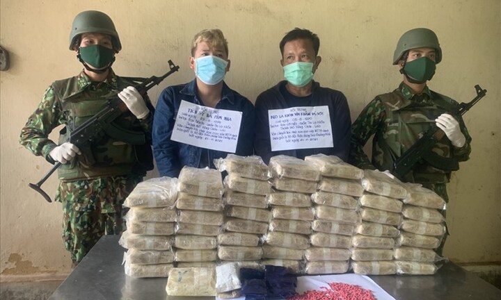 Bắt 2 đối tượng vận chuyển hơn 300.000 viên ma túy tổng hợp qua biên giới