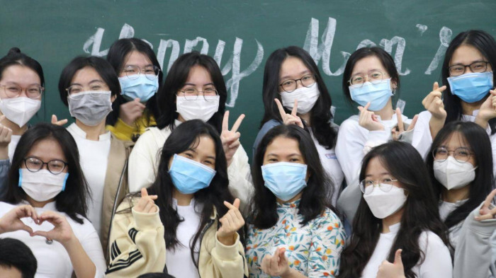 Đà Nẵng: Học sinh lớp 12 trở lại trường sau thời gian dài học trực tuyến