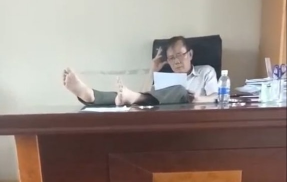Hạt trưởng kiểm lâm gác chân lên bàn làm việc bị kỷ luật bằng hình thức cảnh cáo