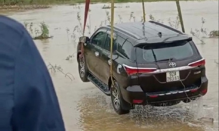 Ôtô 7 chỗ bị lũ cuốn trôi 50m, tài xế nhanh trí mở cửa thoát thân