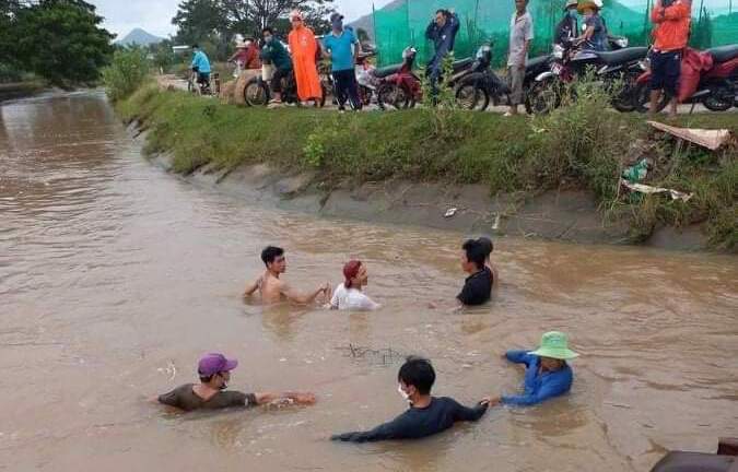 Dẫn nhau ra bờ kênh chơi, em gái đuối nước, anh trai mất tích