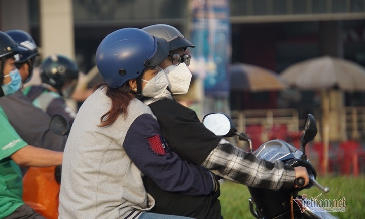 TP.HCM đón đợt không khí lạnh đầu tiên trong năm, người dân áo ấm ra đường