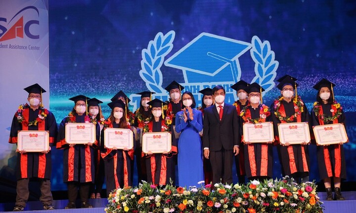 TP.HCM: Vinh danh 79 thủ khoa năm 2021