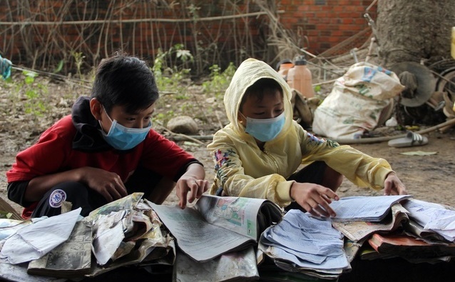 Phú Yên: Lũ cuốn trôi sách vở, học sinh gian nan khi tiếp tục học trực tuyến