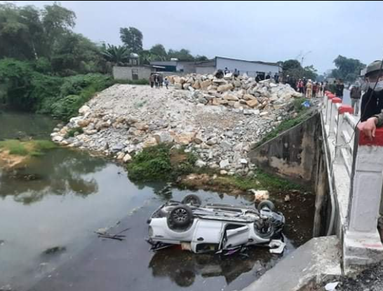 Vụ xe bán tải mất lái lao xuống suối: Danh tính 2 cán bộ chi cục thuế tử vong