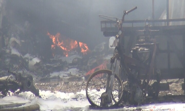 TP.HCM: Xưởng cồn cháy lan sang bãi xe, nhiều phương tiện bị thiêu rụi