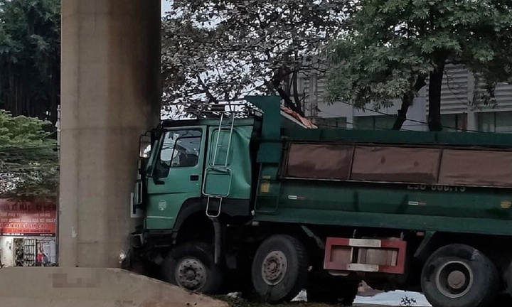 Hà Nội: Tông trúng trụ đường sắt trên cao, xe tải bốc cháy