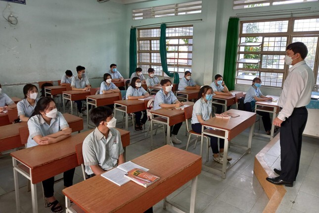 Tin tức thời sự mới nóng nhất 4/1: Học sinh lớp 9 và 12 ở Tiền Giang trở lại trường
