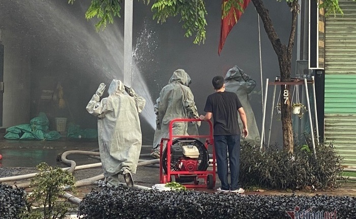 Bình Dương: Khí gas bị rò rỉ, cảnh sát PCCC đeo mặt nạ chống độc xử lý sự cố 