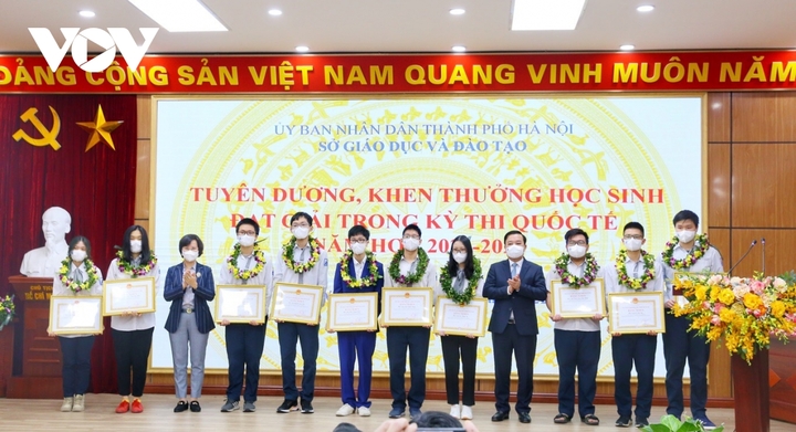 Hà Nội: Khen thưởng 39 học sinh xuất sắc trong các kỳ thi Olympic quốc tế năm 2021