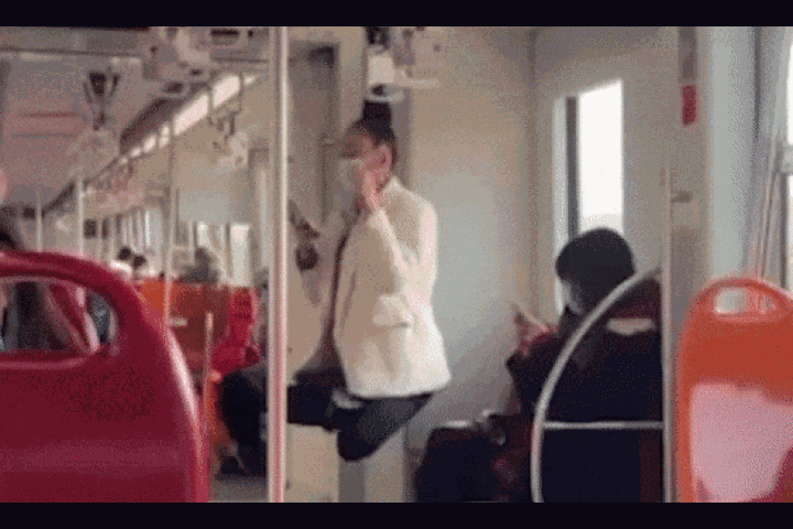 Video: Cô gái có khả năng kỳ lạ, ngồi lơ lửng khi đi tàu