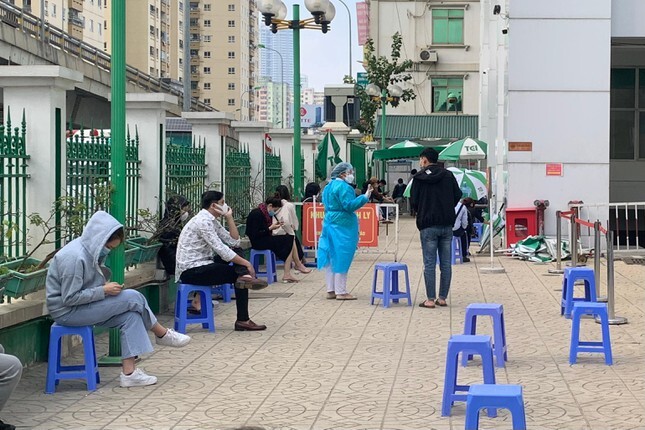 Tin tức thời sự mới nóng nhất 29/1: Người dân xếp hàng xét nghiệm trước khi về quê