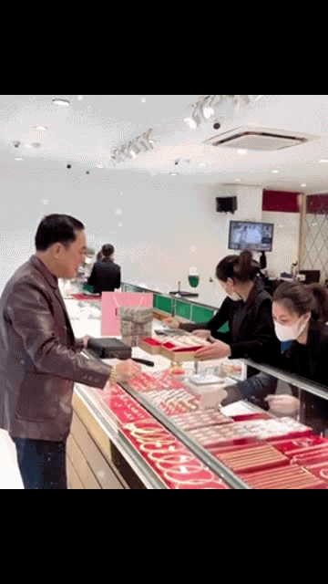 Video: Người đàn ông mang cả