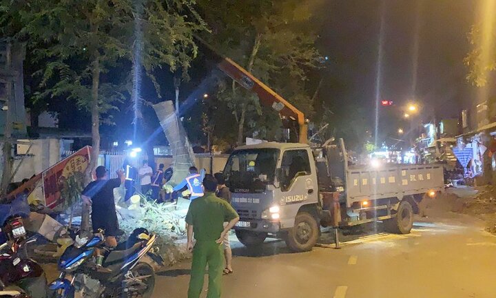 Vụ cây xanh bật gốc đè 2 mẹ con ở TP.HCM: Sự việc xảy ra trong chớp mắt, ai cũng sợ hãi