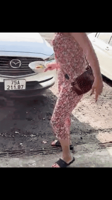 Vụ dọa tạt canh vào du khách ở Khánh Hòa: Chủ quán cơm bị phạt bao nhiêu tiền?