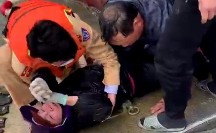 Hải Phòng: Cứu vợ chồng ngư dân bị lật thuyền trong thời tiết giá rét