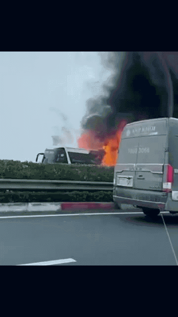 Xe khách bốc cháy ngùn ngụt, may mắn tài xế cùng hành khách thoát nạn