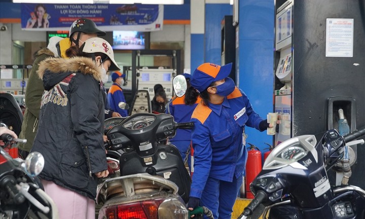 Giá xăng tăng kỷ lục, bộ Tài chính lên tiếng 