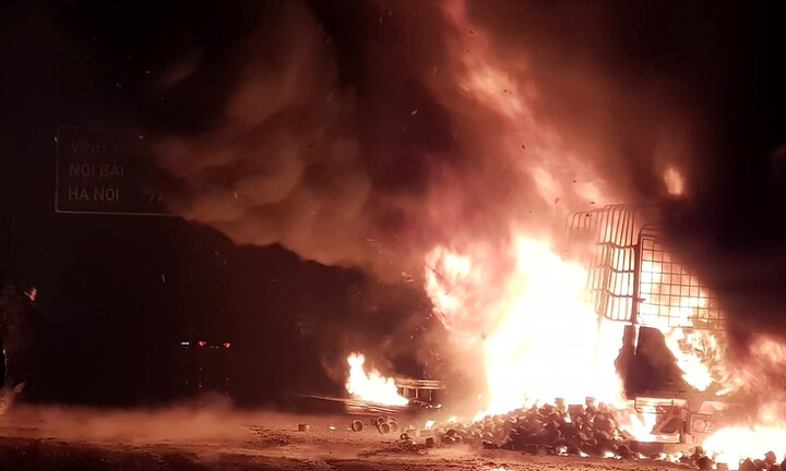 Xe tải đang lưu thông trên cao tốc Nội Bài – Lào Cai bất ngờ bốc cháy dữ dội