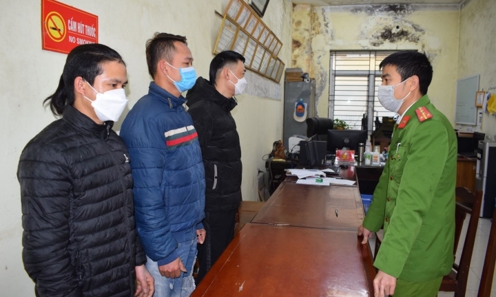 Bắt nhóm người