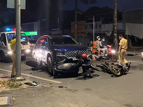 TP.HCM: Loạt xe máy đang dừng chờ đèn đỏ bị ô tô tông từ phía sau