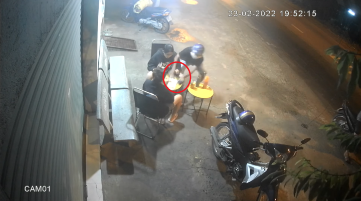 Giả vờ hỏi mua cá viên chiên,