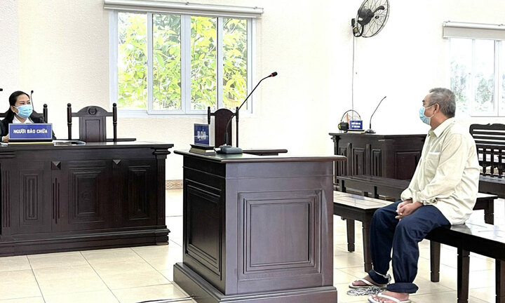 Sợ mất vàng, người bán vé số cầm búa đánh hàng xóm