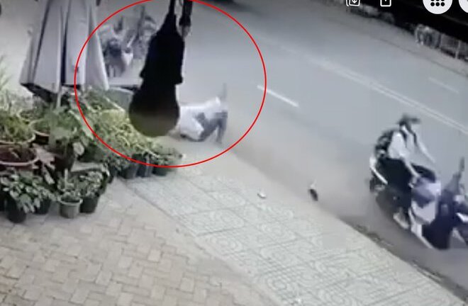 Bị giật điện thoại, nữ sinh lớp 11 đạp ngã tên cướp văng xuống đường