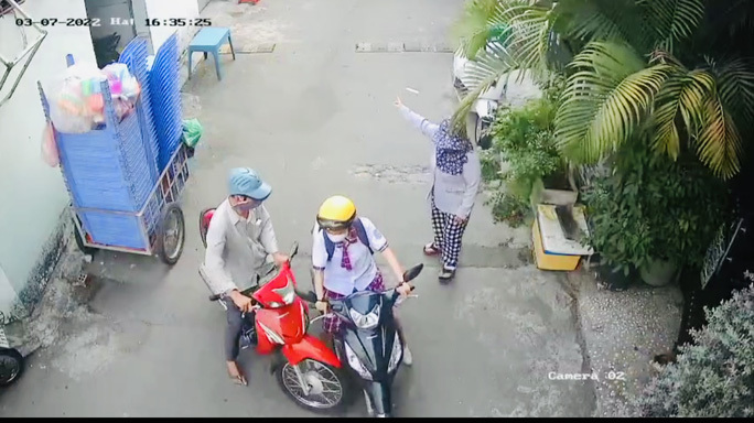 Video: Dàn cảnh va chạm xe máy để trộm điện thoại của nữ sinh 