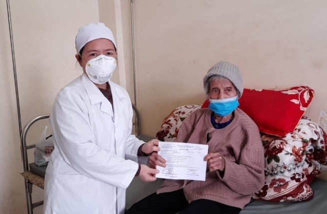 Tin tức thời sự mới nóng nhất 11/3: Cụ bà 84 tuổi thắng COVID-19