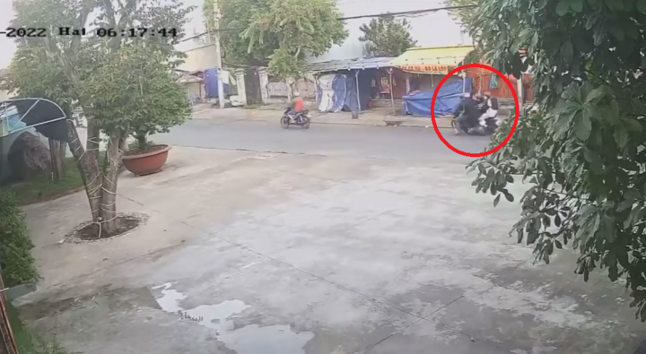Video: Bị người đi đường vây bắt, tên cướp bỏ xe máy, chạy bộ thoát thân 