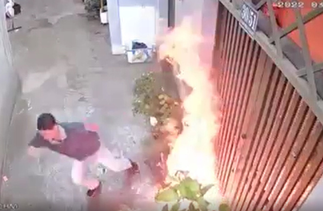 Ngang nhiên tưới xăng, châm lửa đốt nhà họ hàng giữa ban ngày