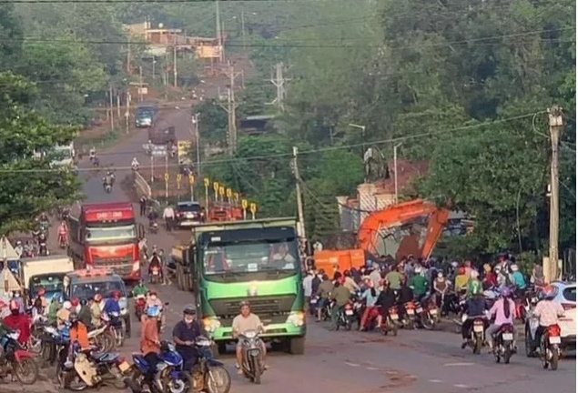 Tai nạn nghiêm trọng ở Bình Phước: Xe tải tuột dốc lao vào quán ăn khiến 8 người thương vong