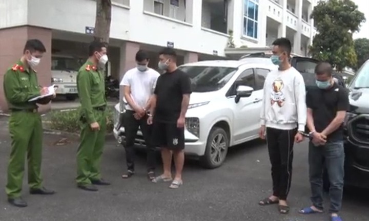 Bắt 4 đối tượng trong hội 
