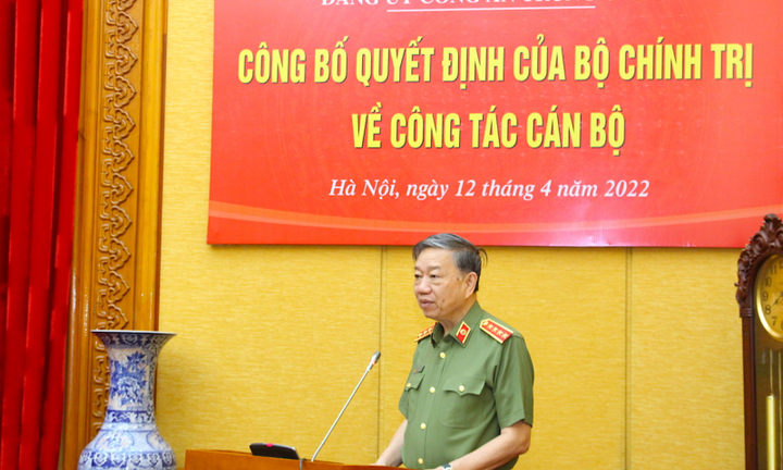 Công bố quyết định của Bộ Chính trị về công tác cán bộ
