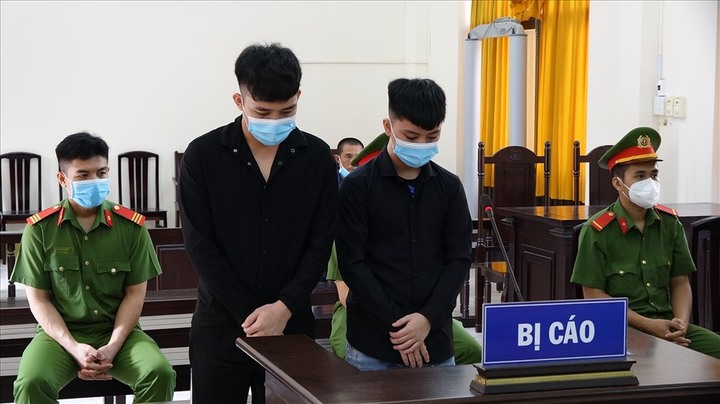 Chém người suýt chết vì ghen, 2 anh em 