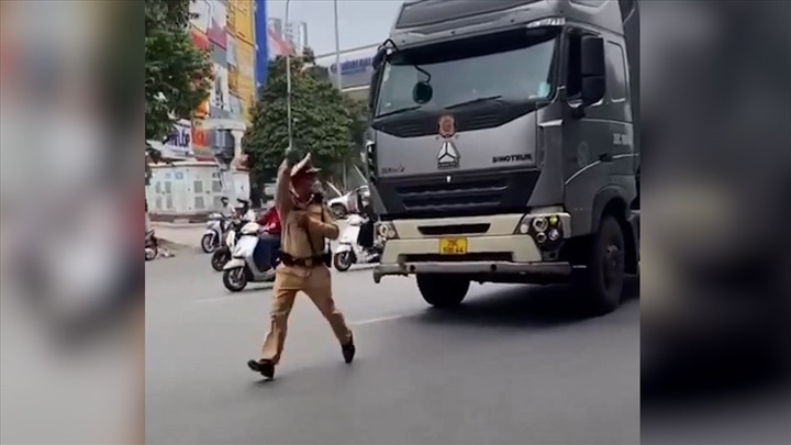 Hà Nội: Tài xế xe container không chấp hành hiệu lệnh, suýt tông vào CSGT