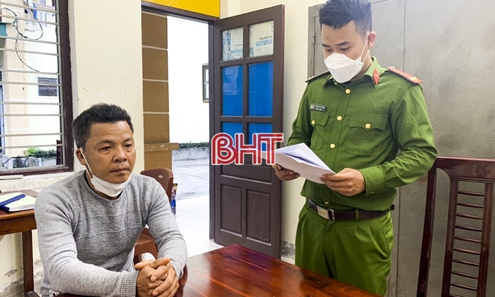 Táo tợn cướp giật túi của cô gái vừa rút tiền tại cây ATM