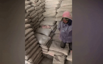 Thực hư thông tin cụ bà bốc vác xi măng, mưu sinh với giá 30 nghìn/1 tấn 