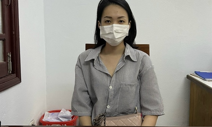 Nữ người mẫu trộm cắp để có tiền đi bar, khoe vẫn 